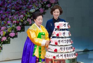 世界平和統一家庭連合公式サイト｜ケーキカットをする韓鶴子総裁