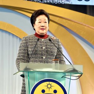 講演する韓鶴子総裁｜世界平和統一家庭連合公式サイト